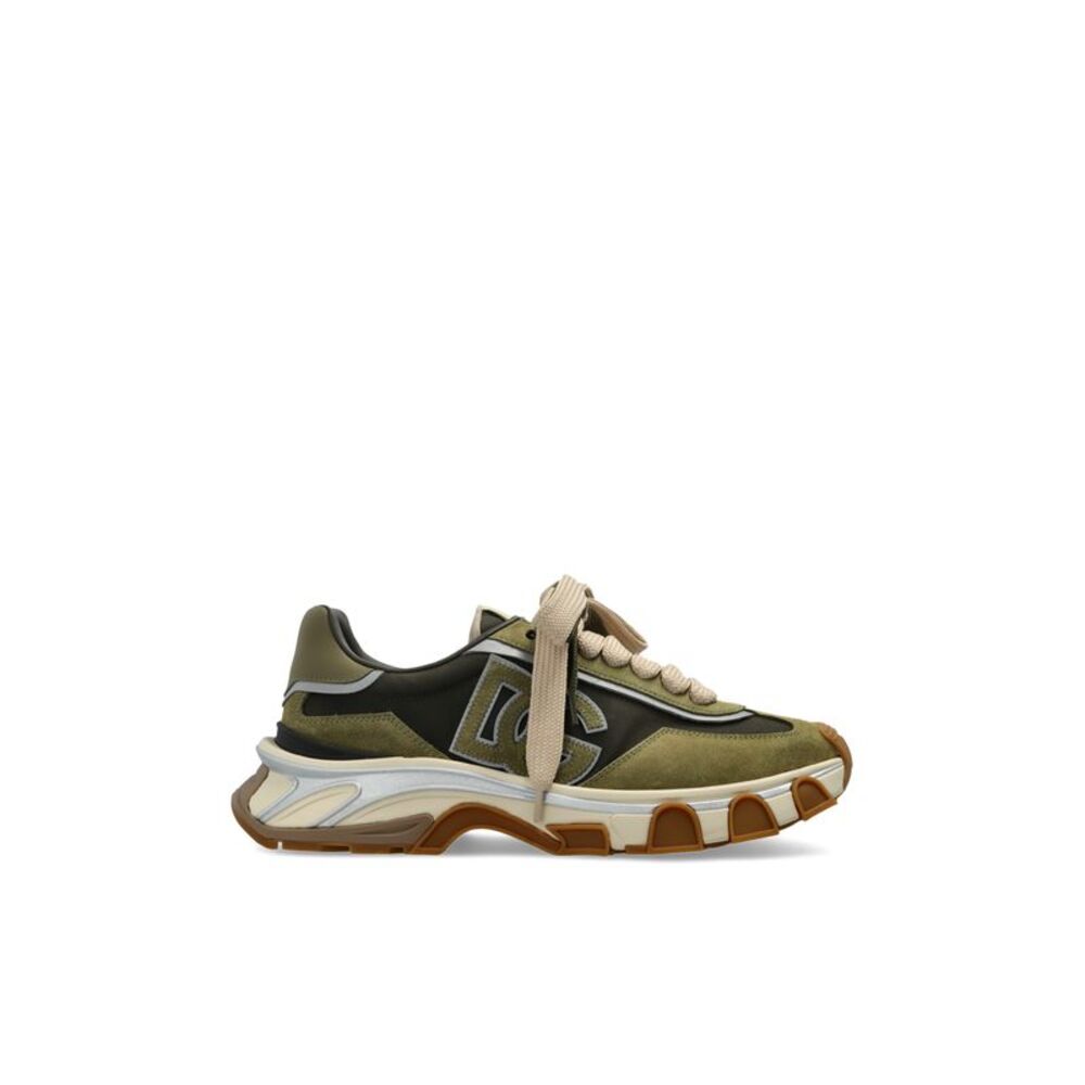 Sports shoes with logo
